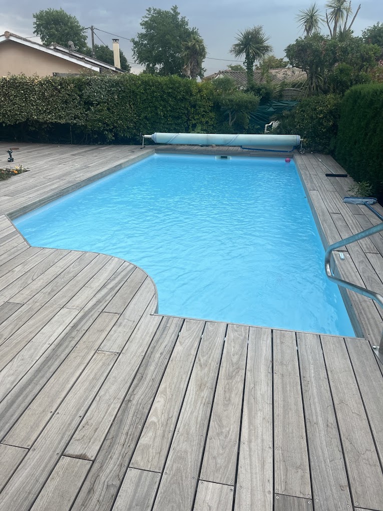 Réalisation phare Baaaam : terrasse bois exotique avec bassin et lumière naturelle