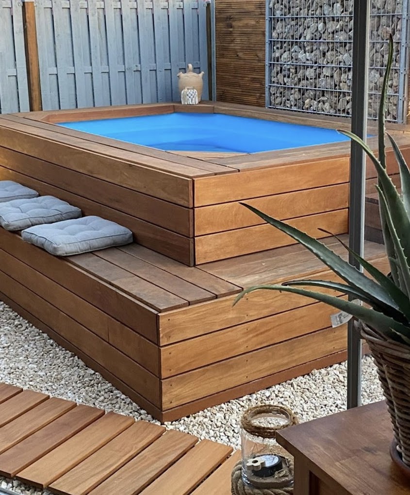 Mini-piscine design intégrée à une terrasse bois